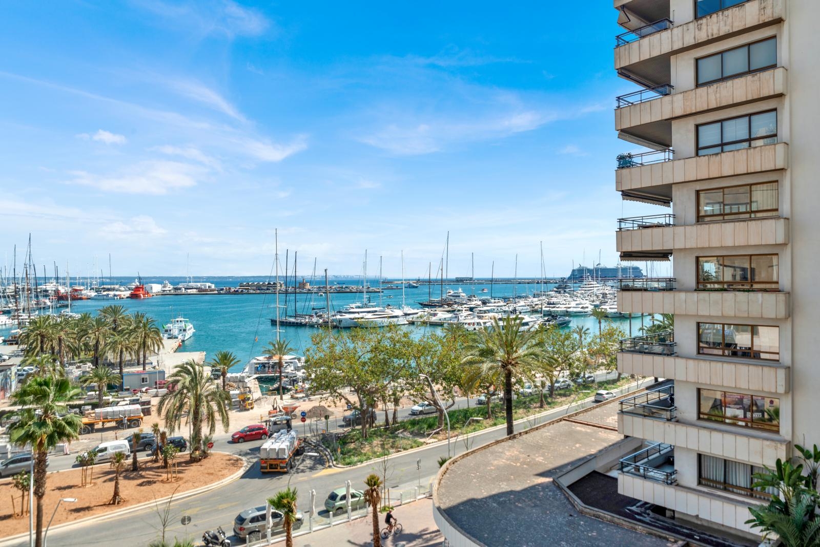 Luxurious apartment with large terrace and stunning views over Palma's harbor and the cathedral (4)