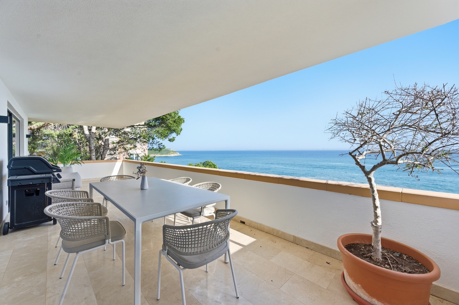 Mallorca 1st sea line. Renovated penthouse with dream views in complex with pool in Cala Vinyes (13)