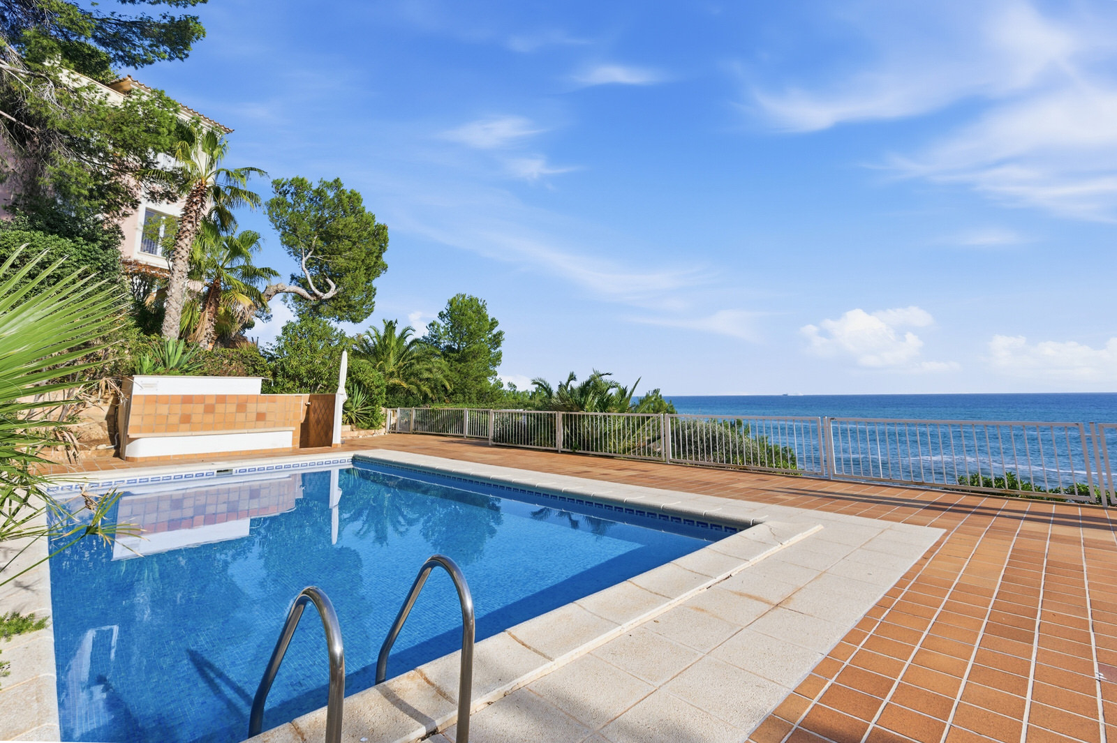 Mallorca 1st sea line. Renovated penthouse with dream views in complex with pool in Cala Vinyes (29)