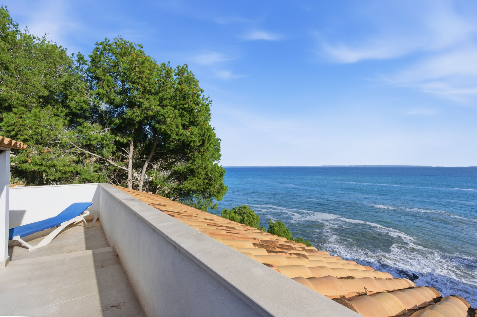 Mallorca 1st sea line. Renovated penthouse with dream views in complex with pool in Cala Vinyes (27)