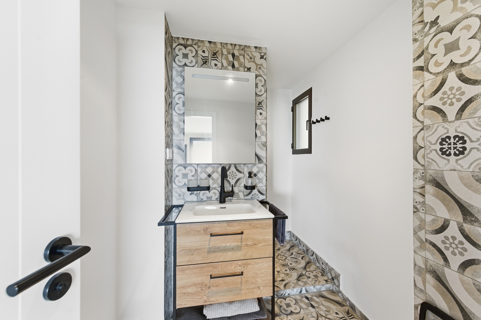 Mallorca 1st sea line. Renovated penthouse with dream views in complex with pool in Cala Vinyes (8)