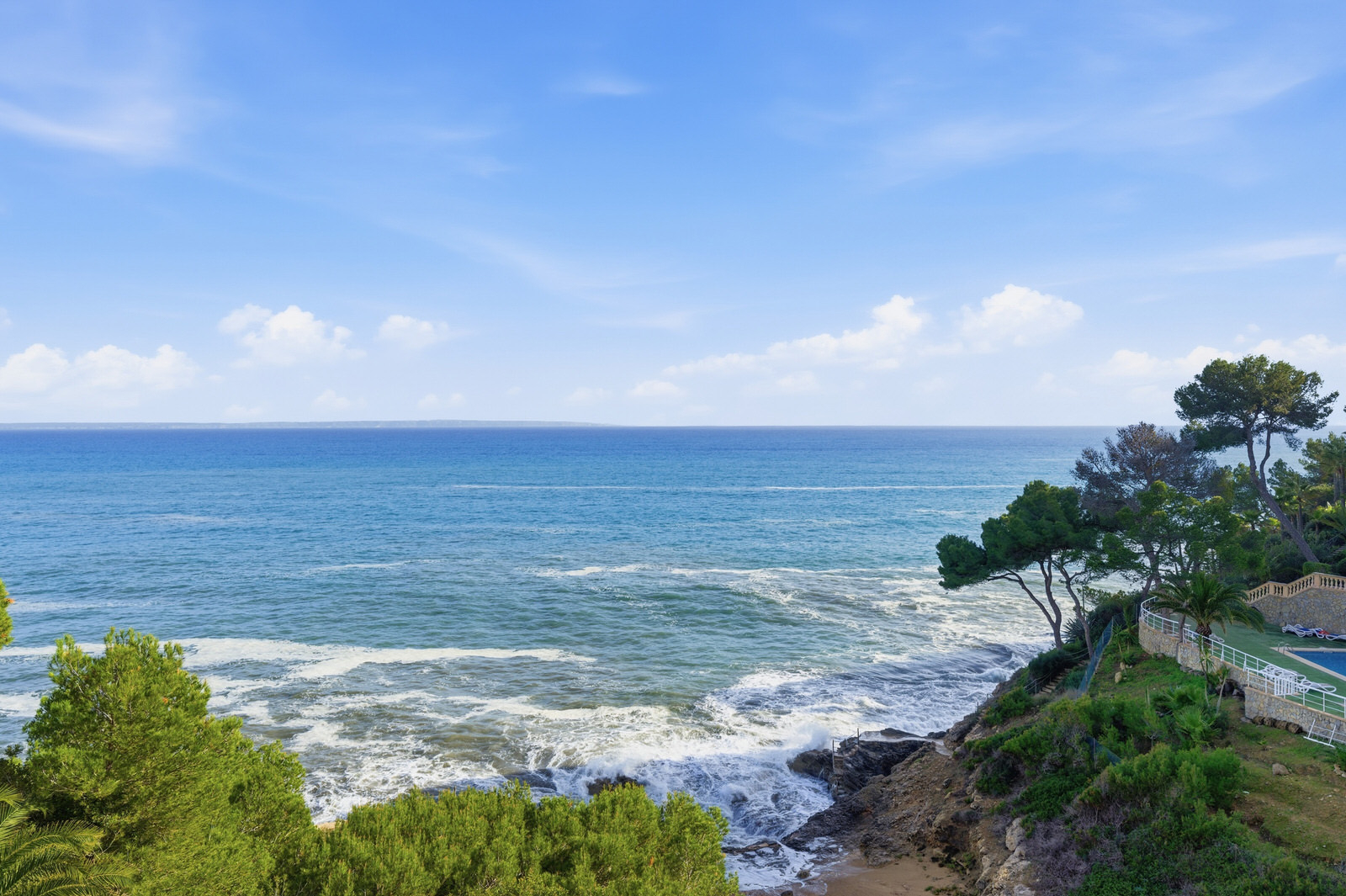 Mallorca 1st sea line. Renovated penthouse with dream views in complex with pool in Cala Vinyes (16)