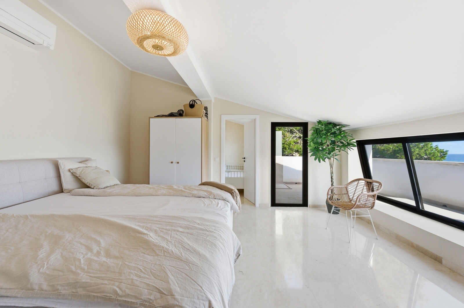 Mallorca 1st sea line. Renovated penthouse with dream views in complex with pool in Cala Vinyes (28)