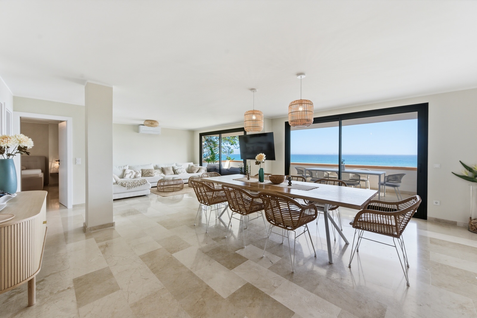 Mallorca 1st sea line. Renovated penthouse with dream views in complex with pool in Cala Vinyes (2)