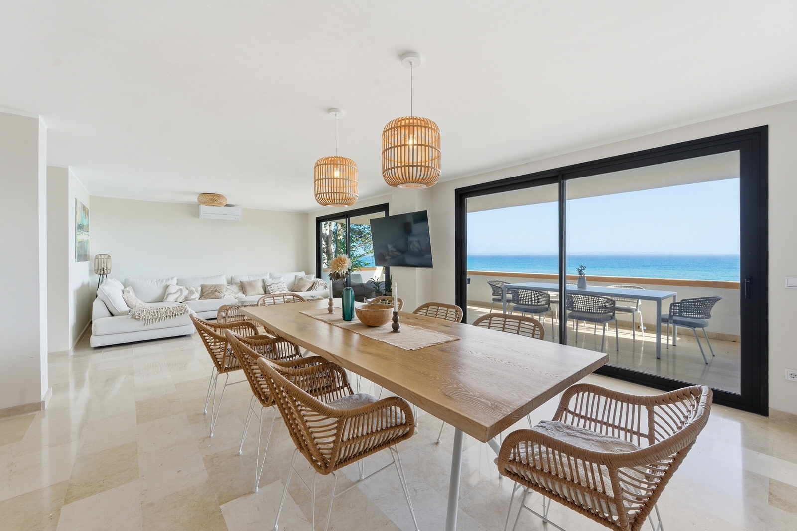 Mallorca 1st sea line. Renovated penthouse with dream views in complex with pool in Cala Vinyes (3)