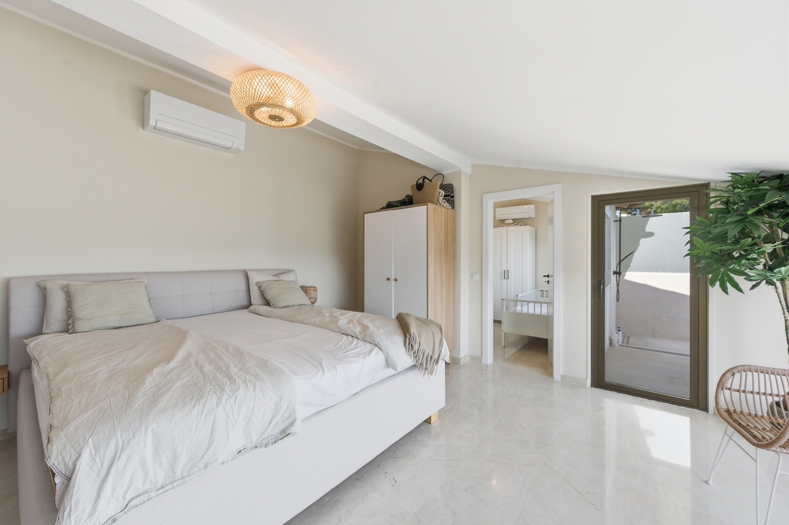 Mallorca 1st sea line. Renovated penthouse with dream views in complex with pool in Cala Vinyes (21)