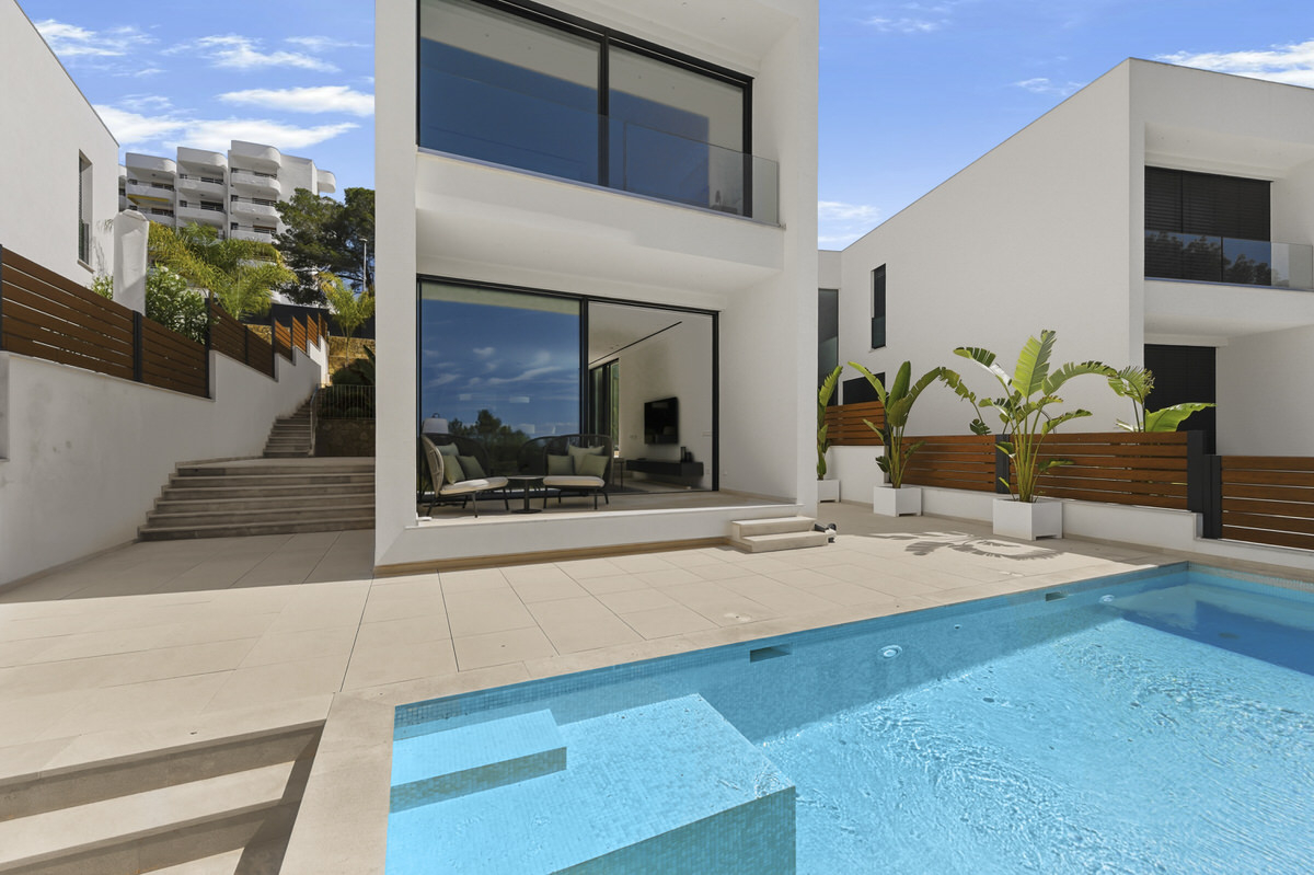 New build family villa with private pool and partial sea views on the coast adjacent to Palma (37)