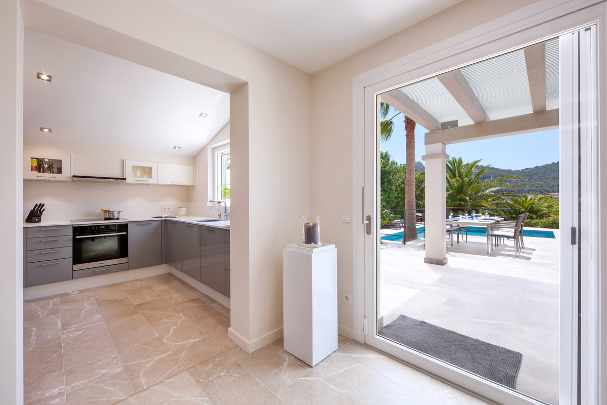 Modern villa with sea and harbor views and sought-after vacation rental license in Puerto Andratx (6)