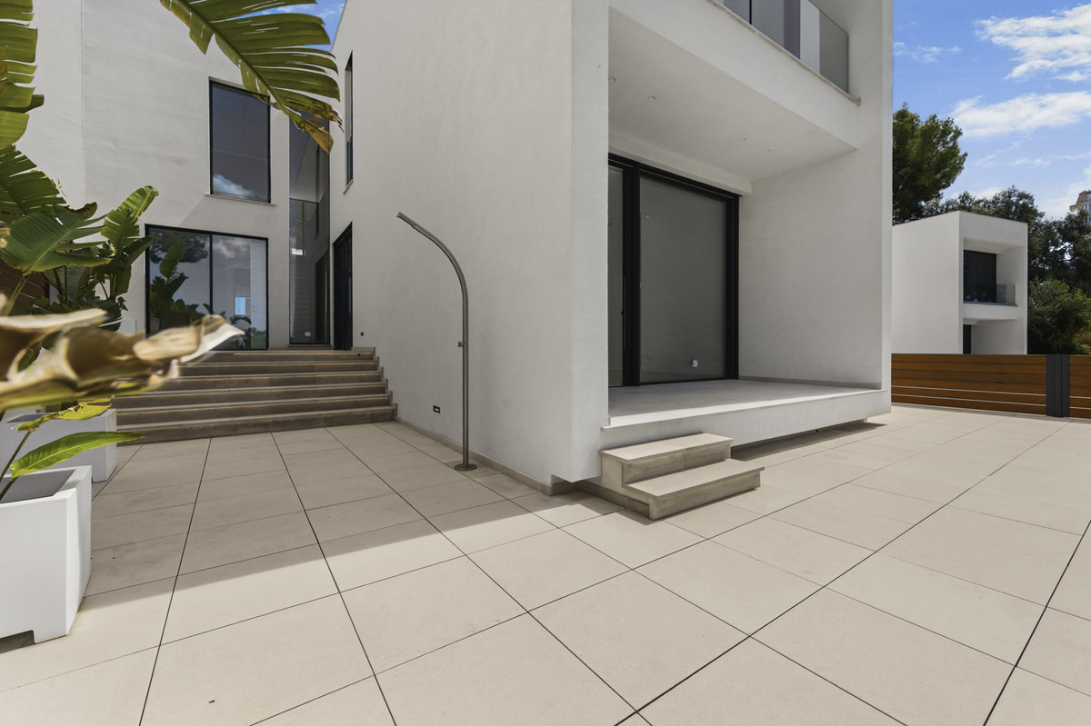 As new family villa with private pool and partial sea views on the coast adjacent to Palma (4)