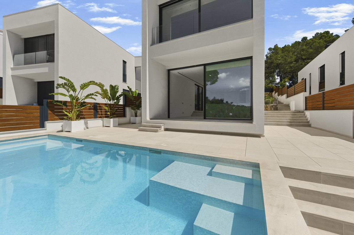 As new family villa with private pool and partial sea views on the coast adjacent to Palma (3)