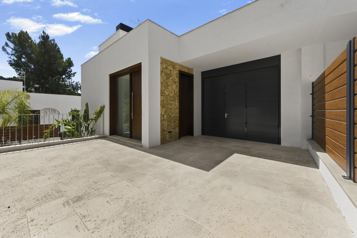 As new family villa with private pool and partial sea views on the coast adjacent to Palma (1)