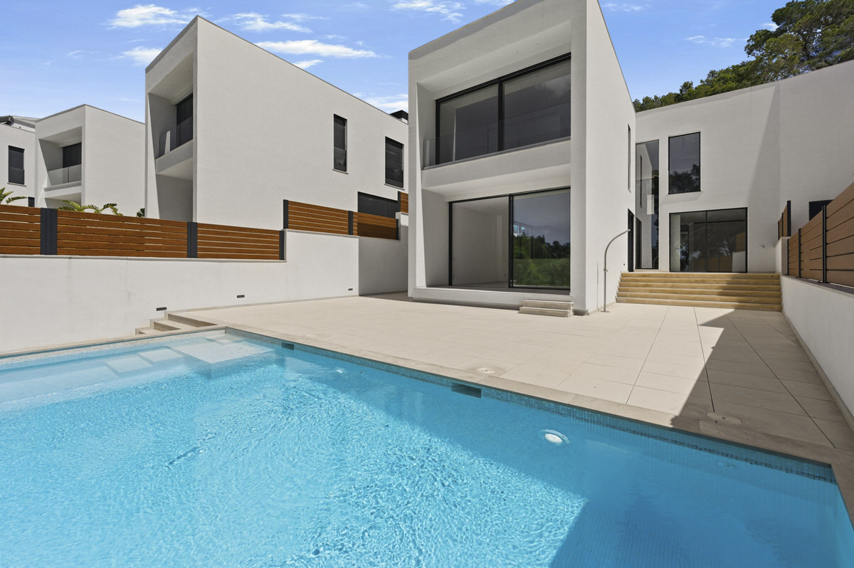 As new family villa with private pool and partial sea views on the coast adjacent to Palma (3)