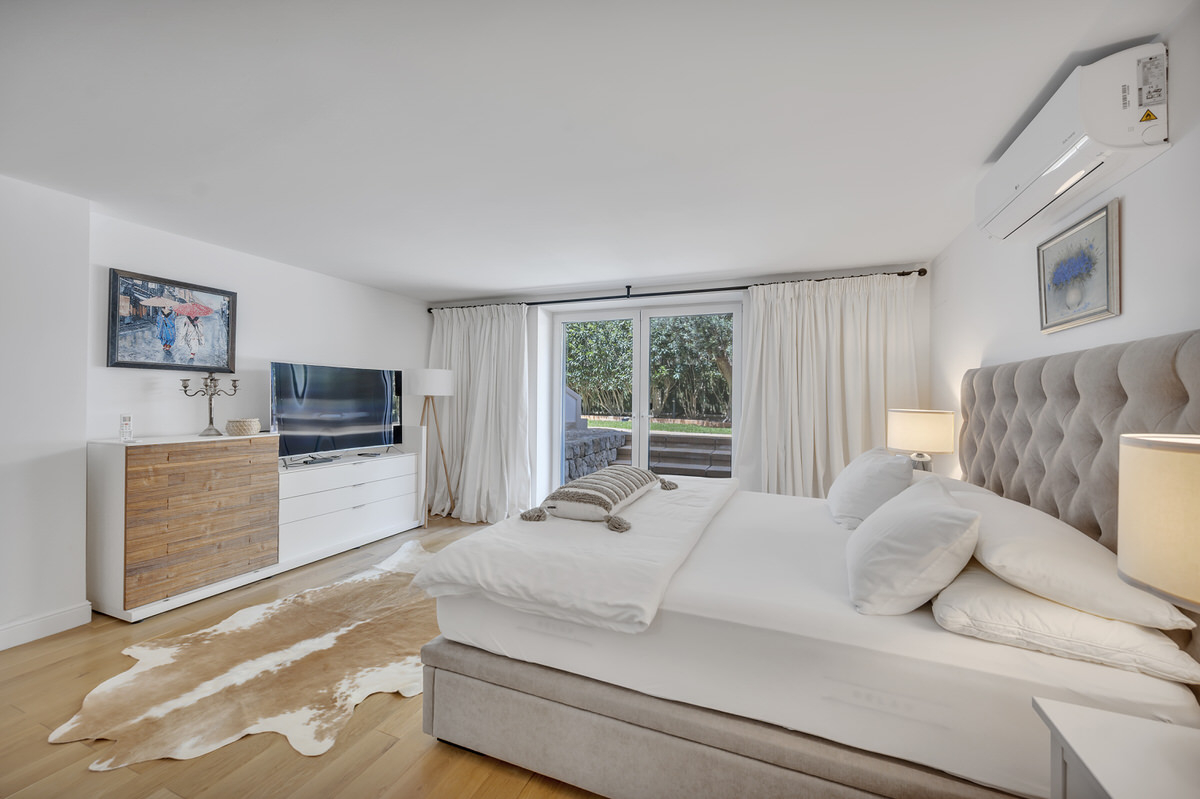 Energy-efficient luxury villa with pool, summer kitchen and guest area in a quiet location in Santa Ponsa, ref. 7556 (17)