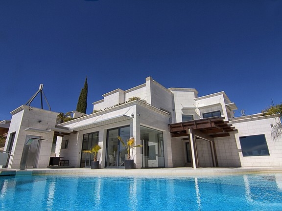 exklusive-luxus-villa-mit-imposantem-meerblick-in-bendinat (1)