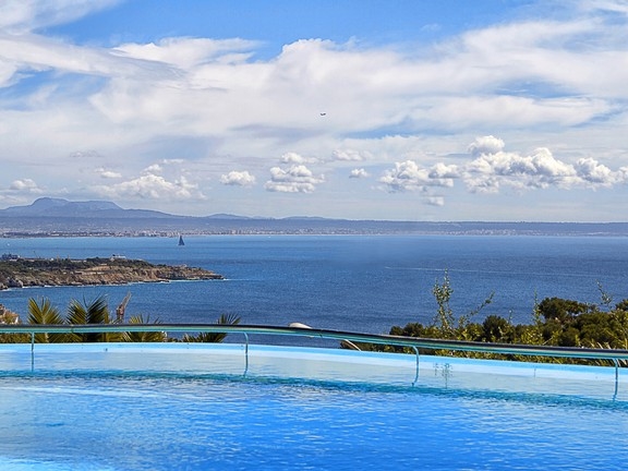 exklusive-luxus-villa-mit-imposantem-meerblick-in-bendinat-blick-über-die-bucht-von-palma