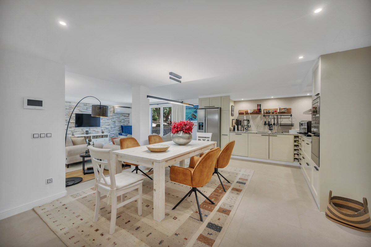 Energy-efficient luxury villa with pool, summer kitchen and guest area in a quiet location in Santa Ponsa, ref. 7556 (5)