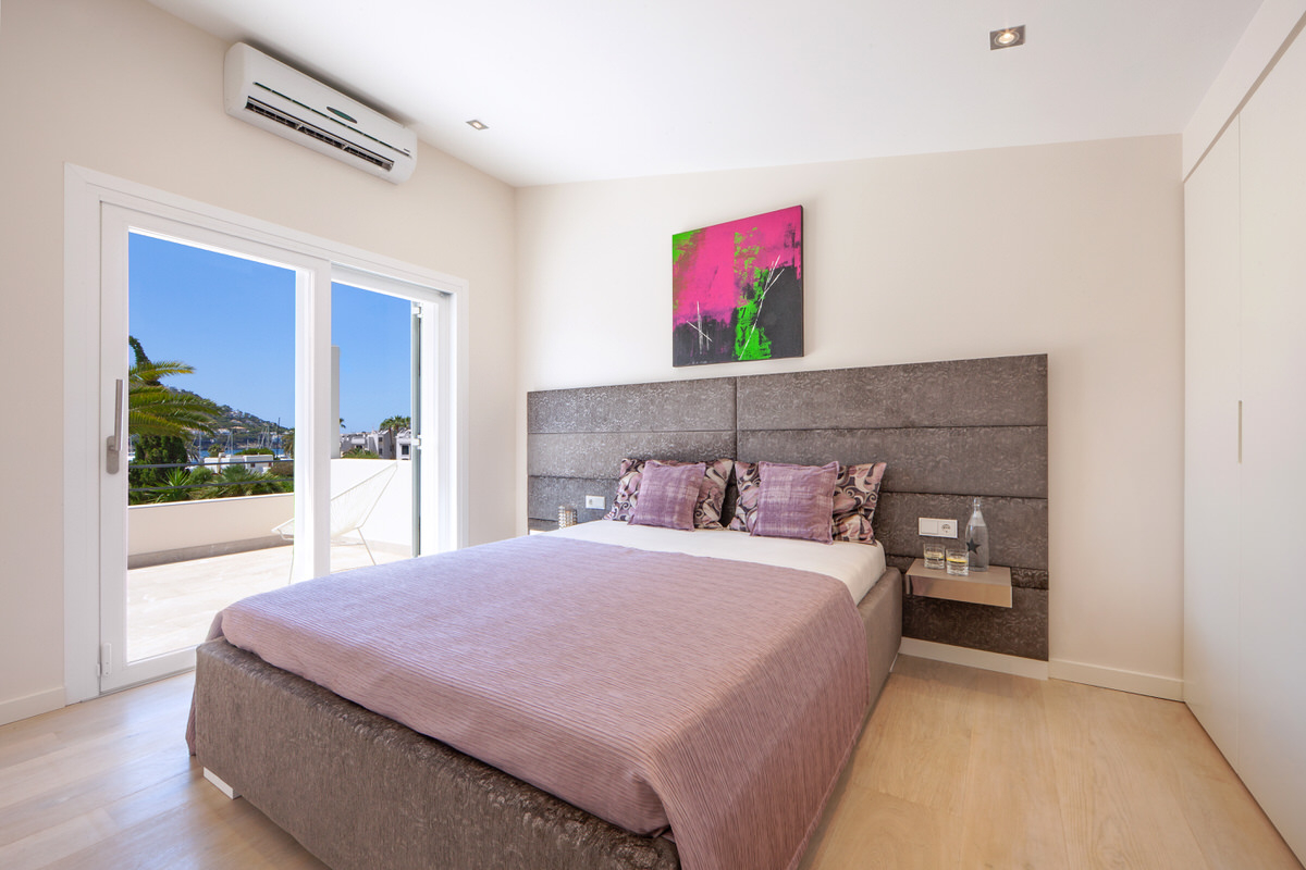 Modern villa with sea and harbor views and sought-after vacation rental license in Puerto Andratx (8)