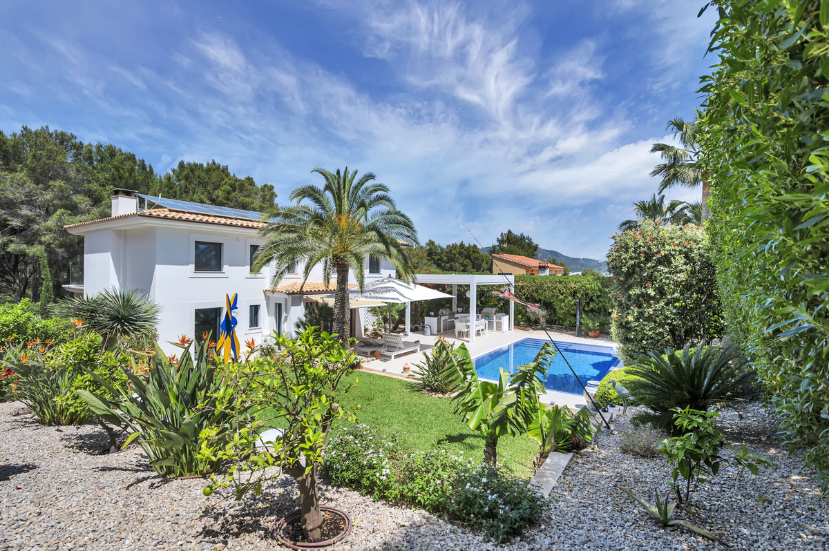 Energy-efficient luxury villa with pool, summer kitchen and guest area in a quiet location in Santa Ponsa, ref. 7556 (1)