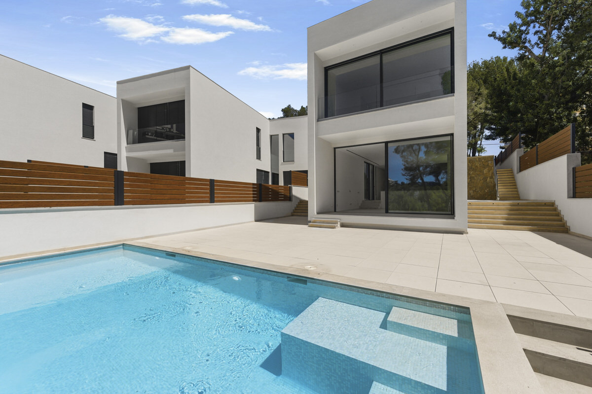 As new family villa with private pool and partial sea views on the coast adjacent to Palma (2)
