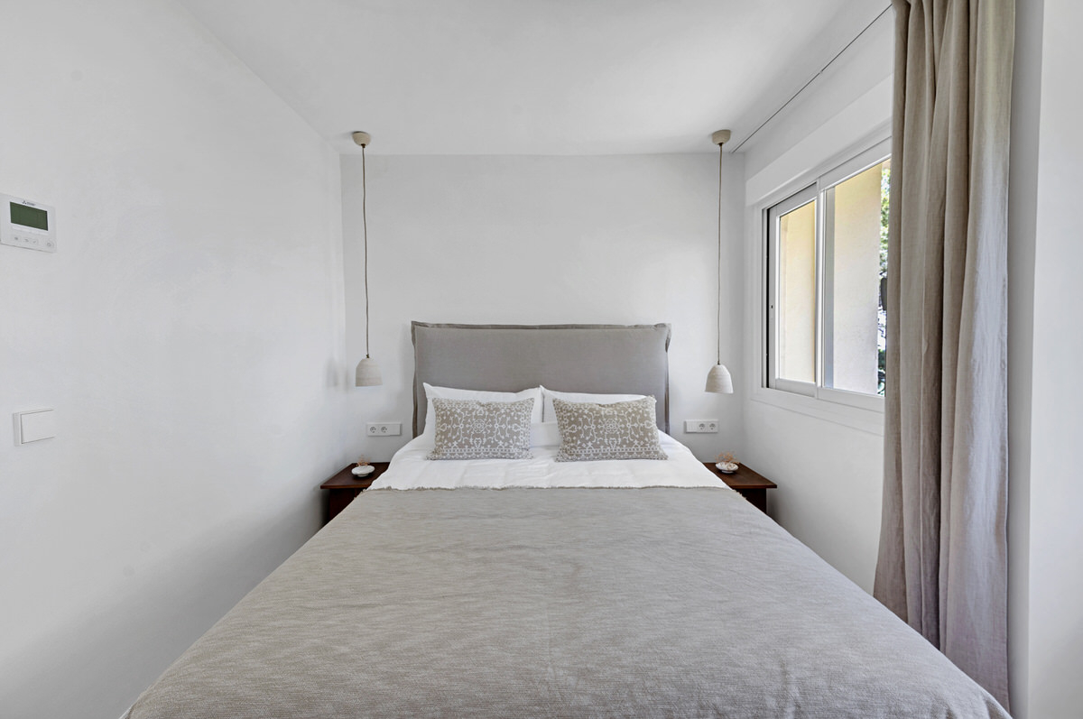 Elegant penthouse with large seaview rooftop terrace in sought-after Cas Catala, near Palma (13)
