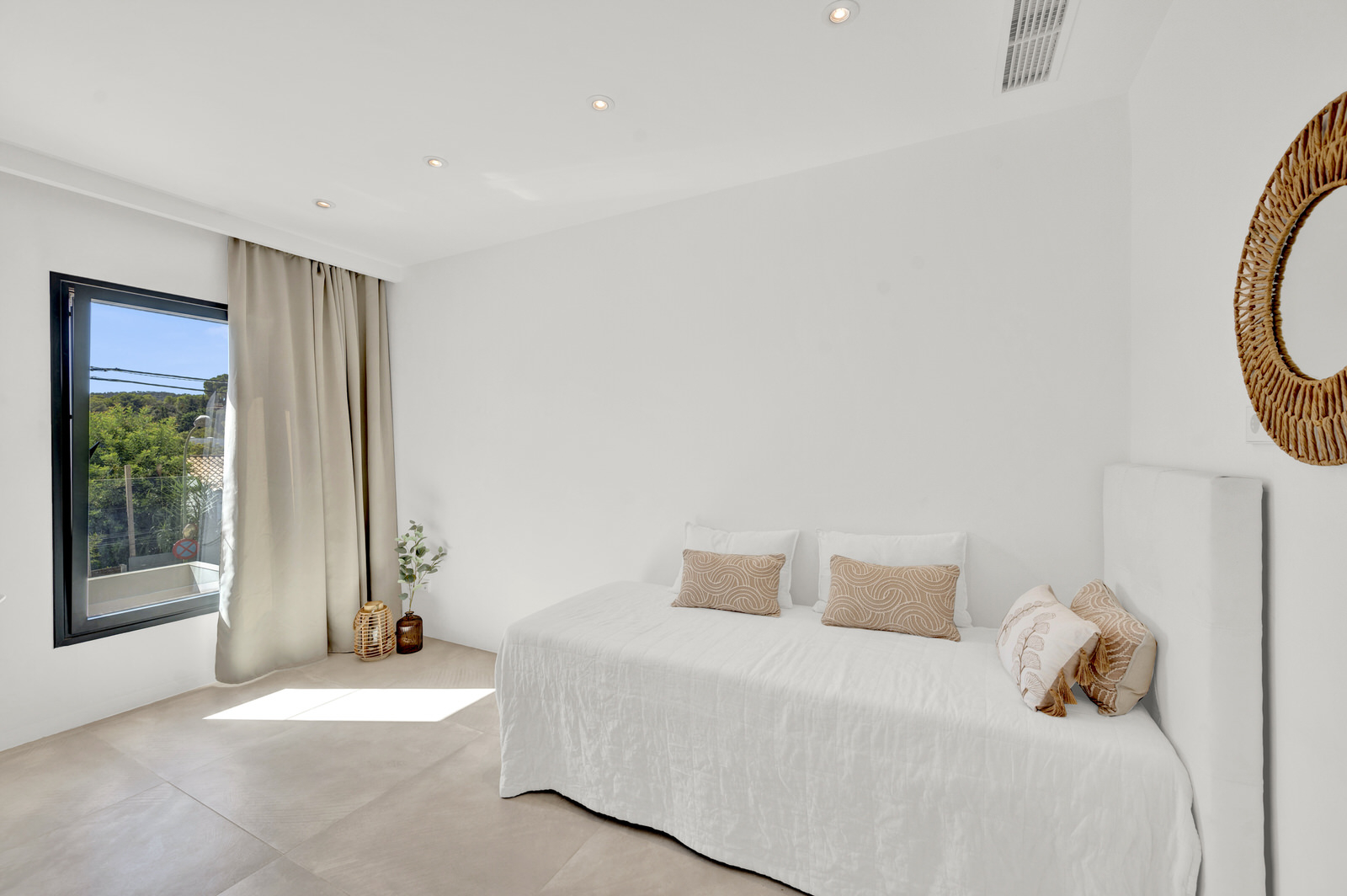 Chic new-build villa with saltwater pool and beautiful garden in walking distance of Palmanova beach (23)