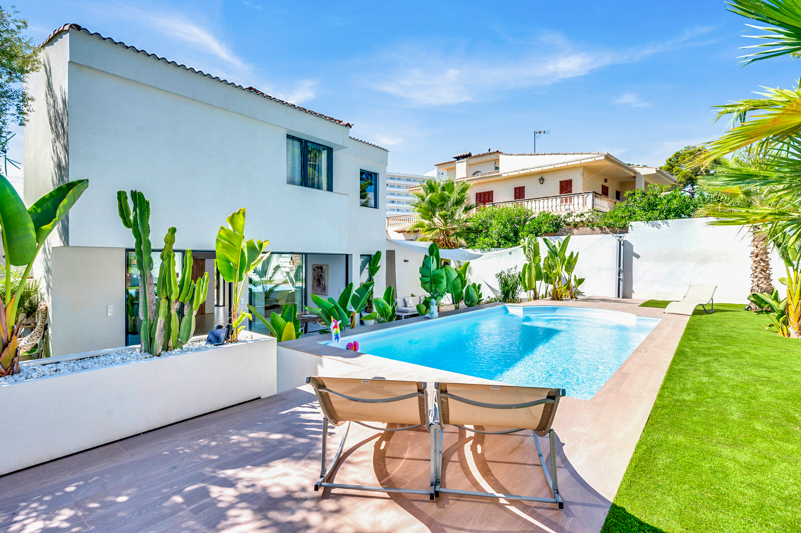 Chic new-build villa with saltwater pool and beautiful garden in walking distance of Palmanova beach (10)