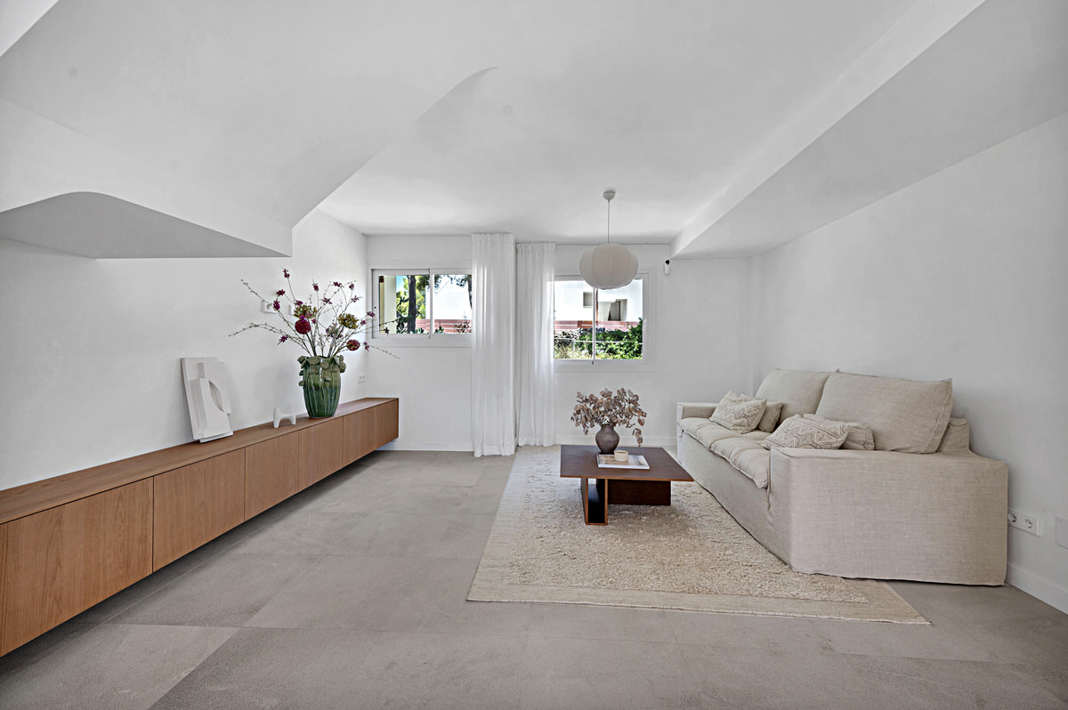 Elegant penthouse with large seaview rooftop terrace in sought-after Cas Catala, near Palma (2)