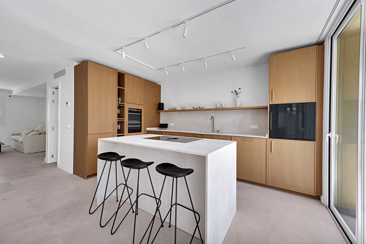 Elegant penthouse with large seaview rooftop terrace in sought-after Cas Catala, near Palma (4)