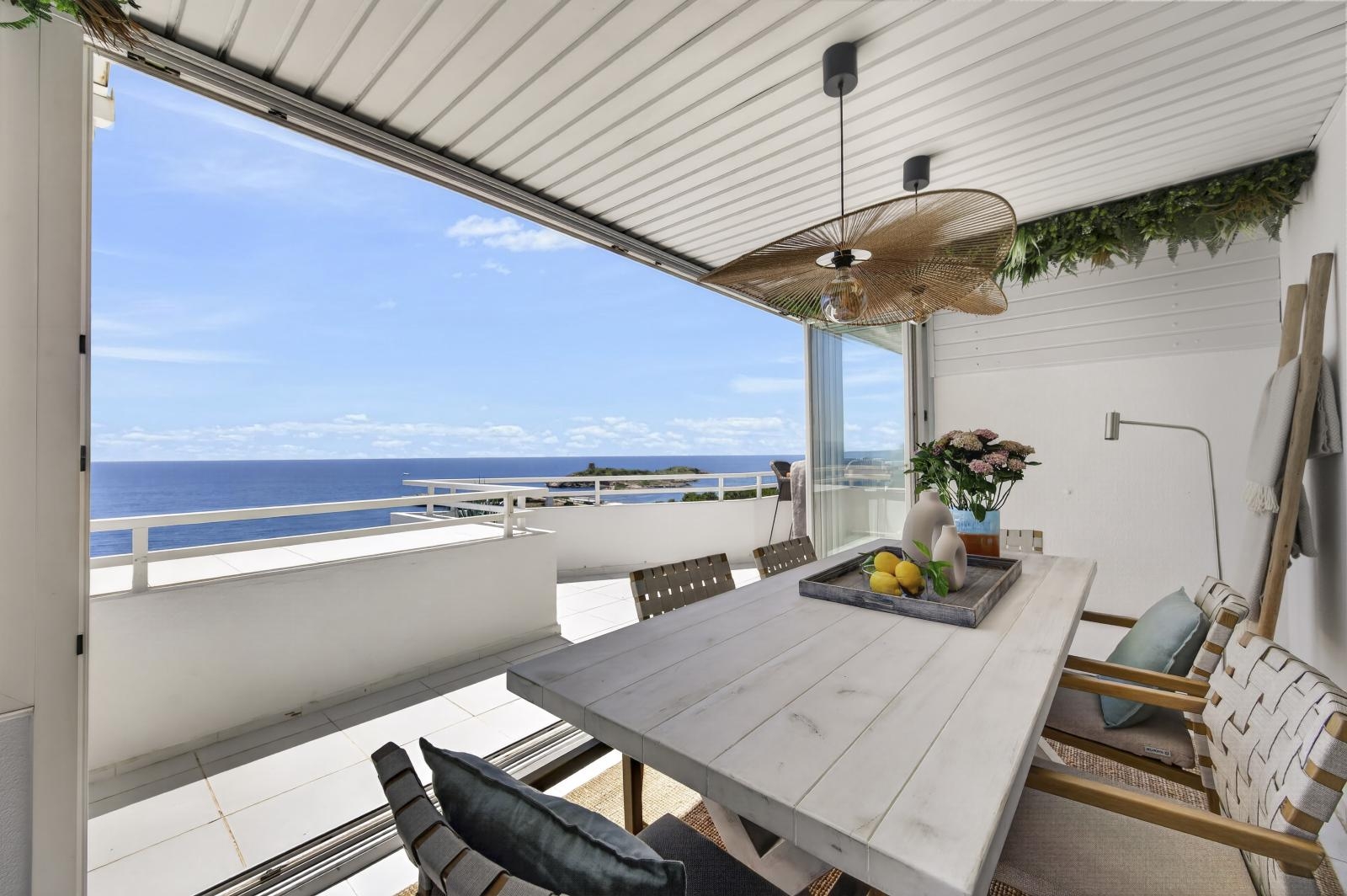 Apartment with fantastic sea views and parking space in complex with pool near the beach in Illetas (10)