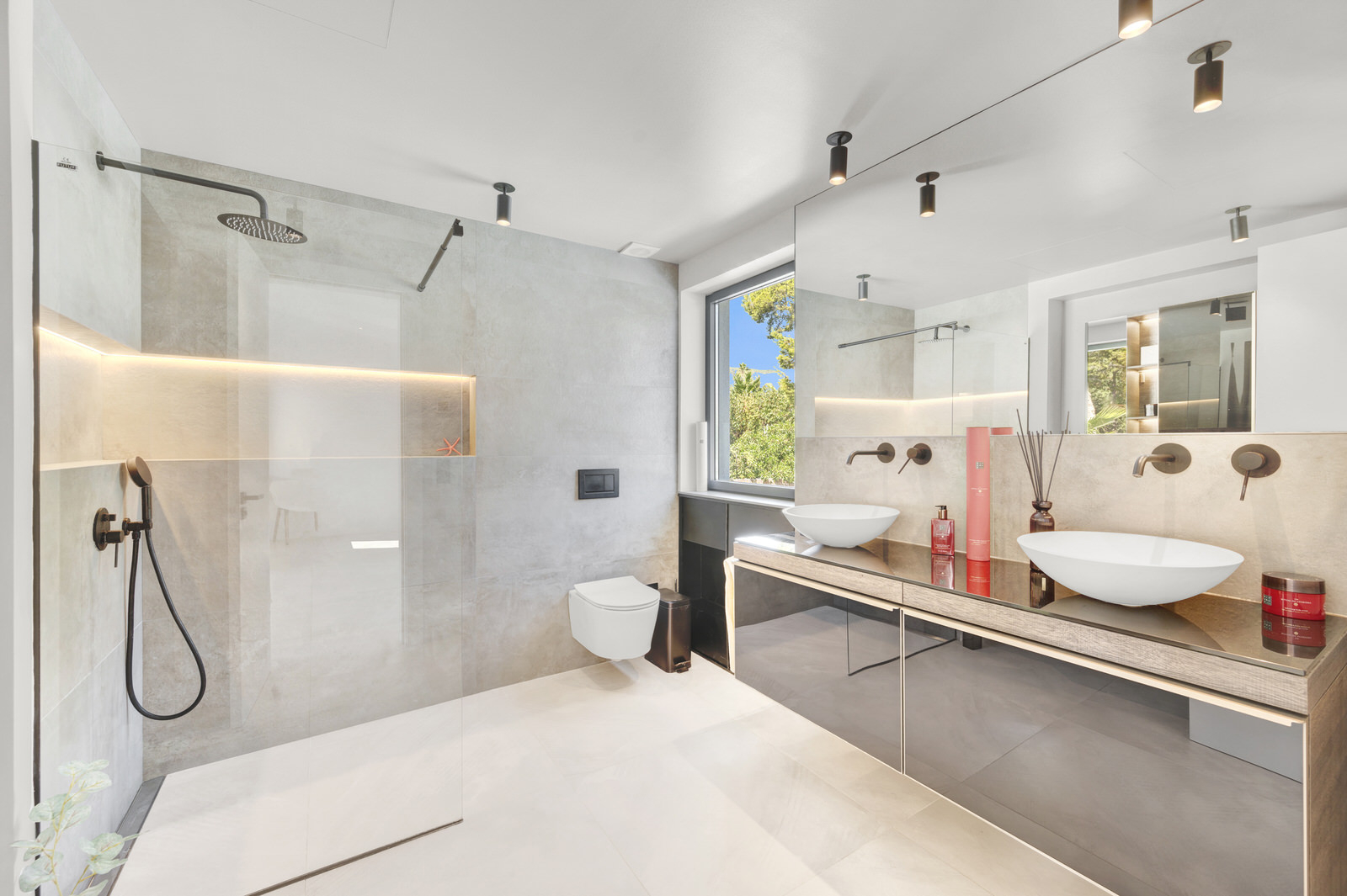 Chic new-build villa with saltwater pool and beautiful garden in walking distance of Palmanova beach (26)