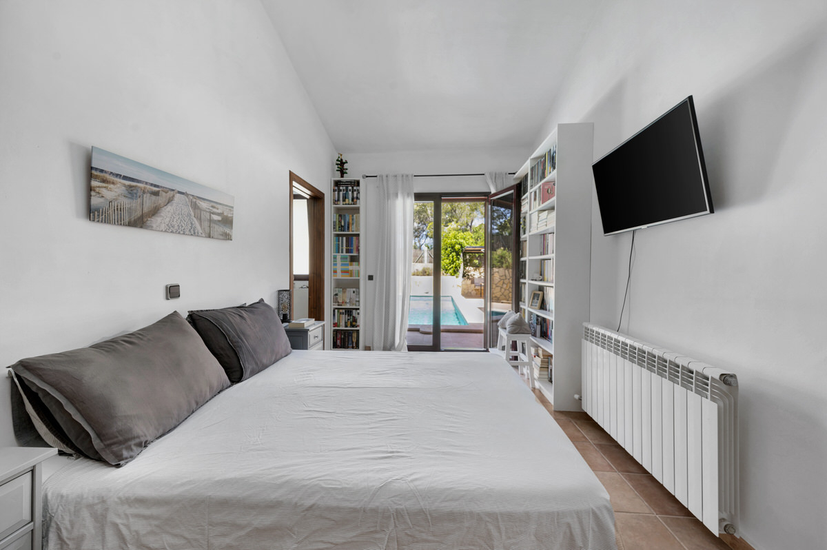 Mediterranean villa in bungalow style with pool, close to the beach in quiet location of Cala Vinyes (28)