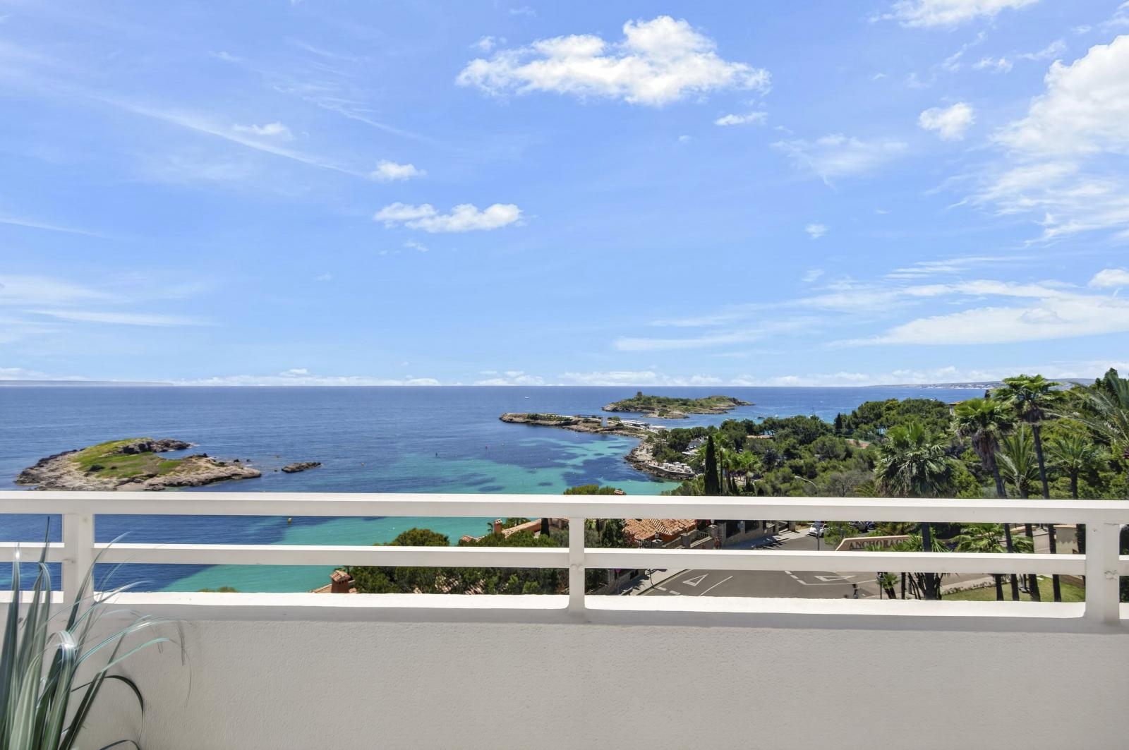 Apartment with fantastic sea views and parking space in complex with pool near the beach in Illetas (14)