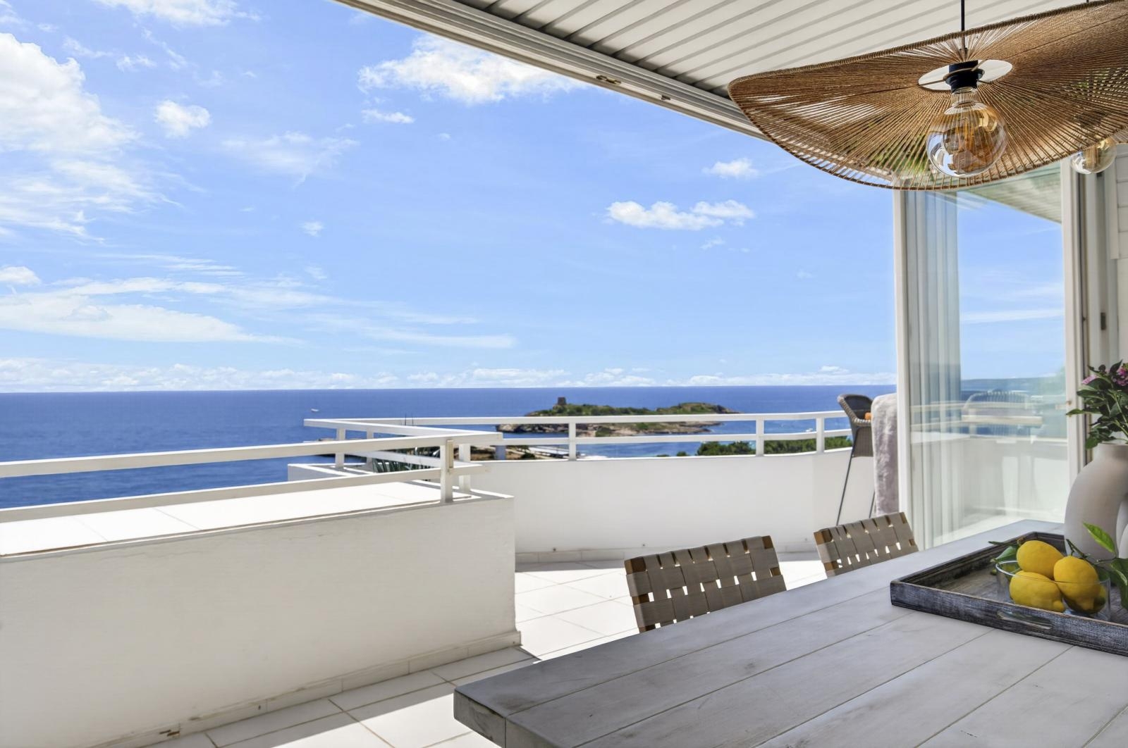 Apartment with fantastic sea views and parking space in complex with pool near the beach in Illetas (11)
