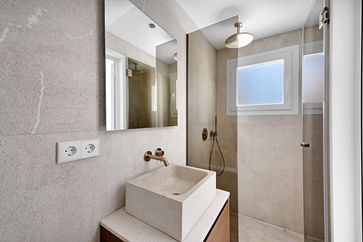 Elegant penthouse with large seaview rooftop terrace in sought-after Cas Catala, near Palma (22)