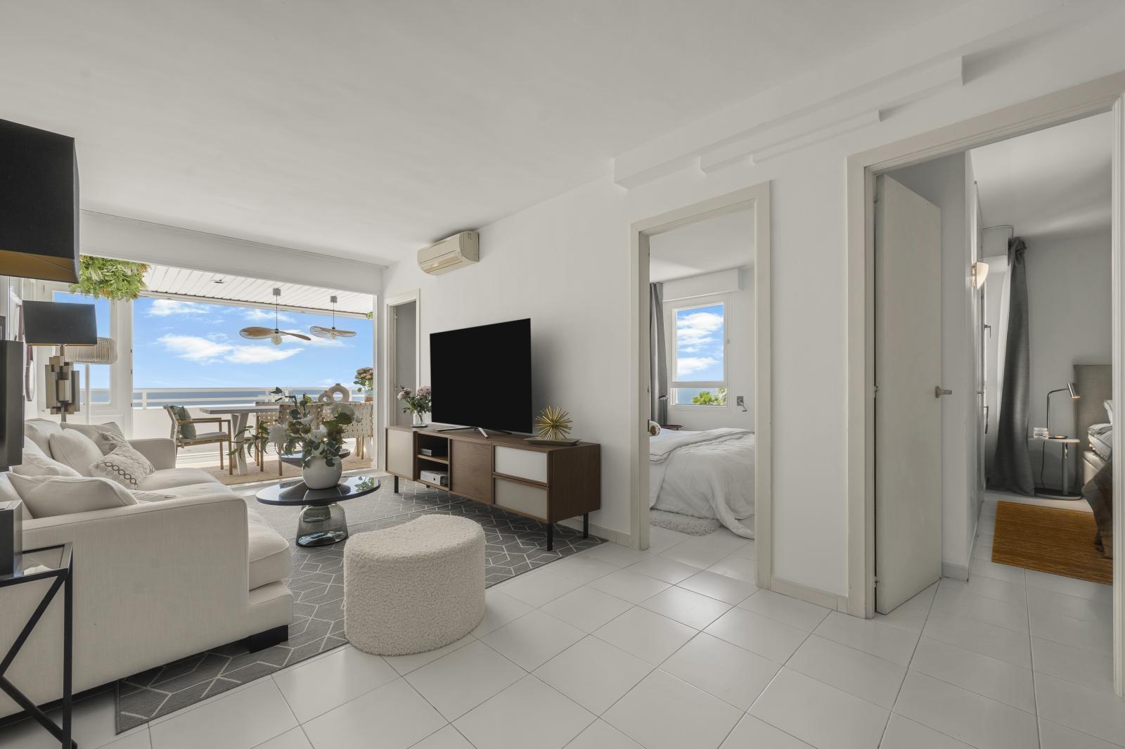 Apartment with fantastic sea views and parking space in complex with pool near the beach in Illetas (7)