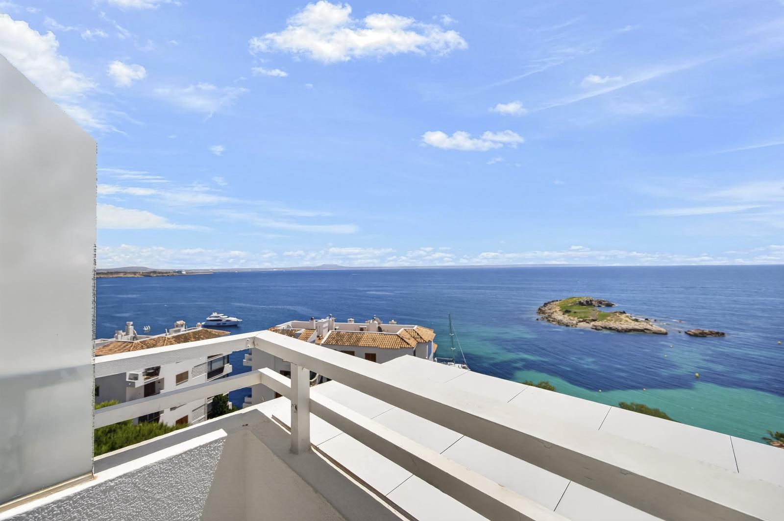 Apartment with fantastic sea views and parking space in complex with pool near the beach in Illetas (18)