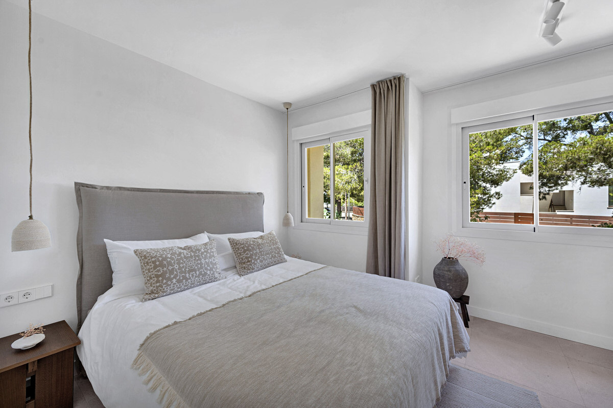 Elegant penthouse with large seaview rooftop terrace in sought-after Cas Catala, near Palma (14)