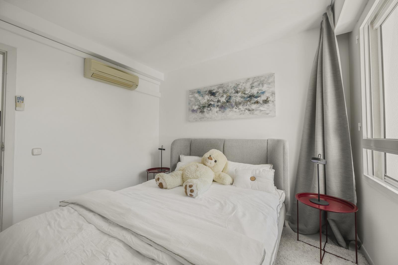 Apartment with fantastic sea views and parking space in complex with pool near the beach in Illetas (6)