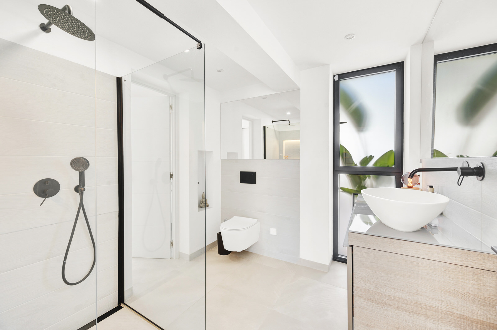 Chic new-build villa with saltwater pool and beautiful garden in walking distance of Palmanova beach (4)
