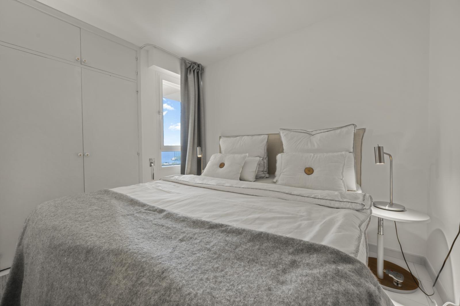 Apartment with fantastic sea views and parking space in complex with pool near the beach in Illetas (3)