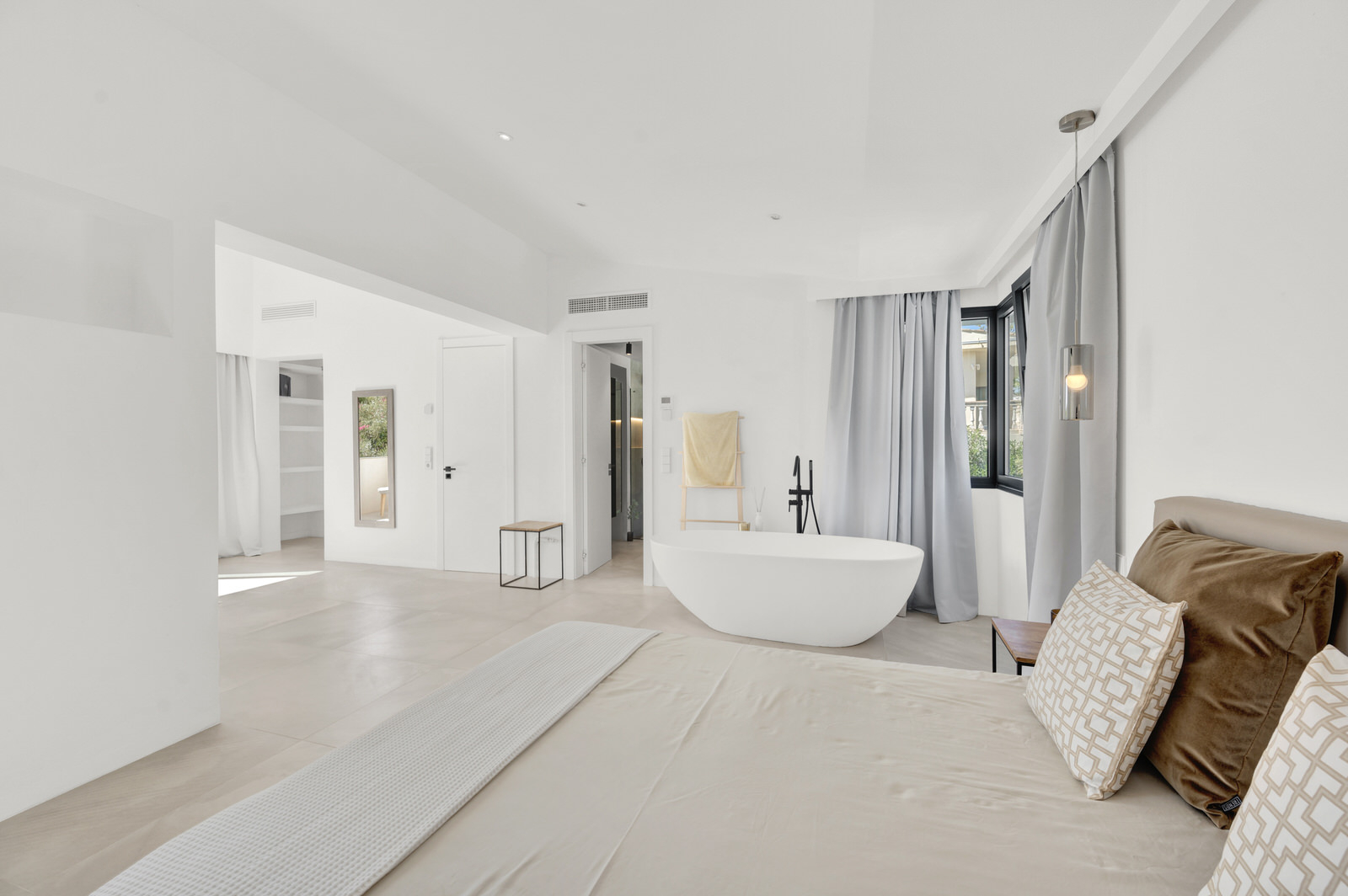 Chic new-build villa with saltwater pool and beautiful garden in walking distance of Palmanova beach (29)
