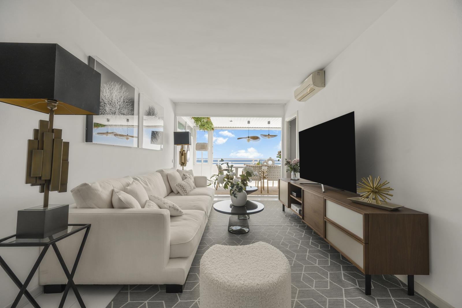 Apartment with fantastic sea views and parking space in complex with pool near the beach in Illetas (8)