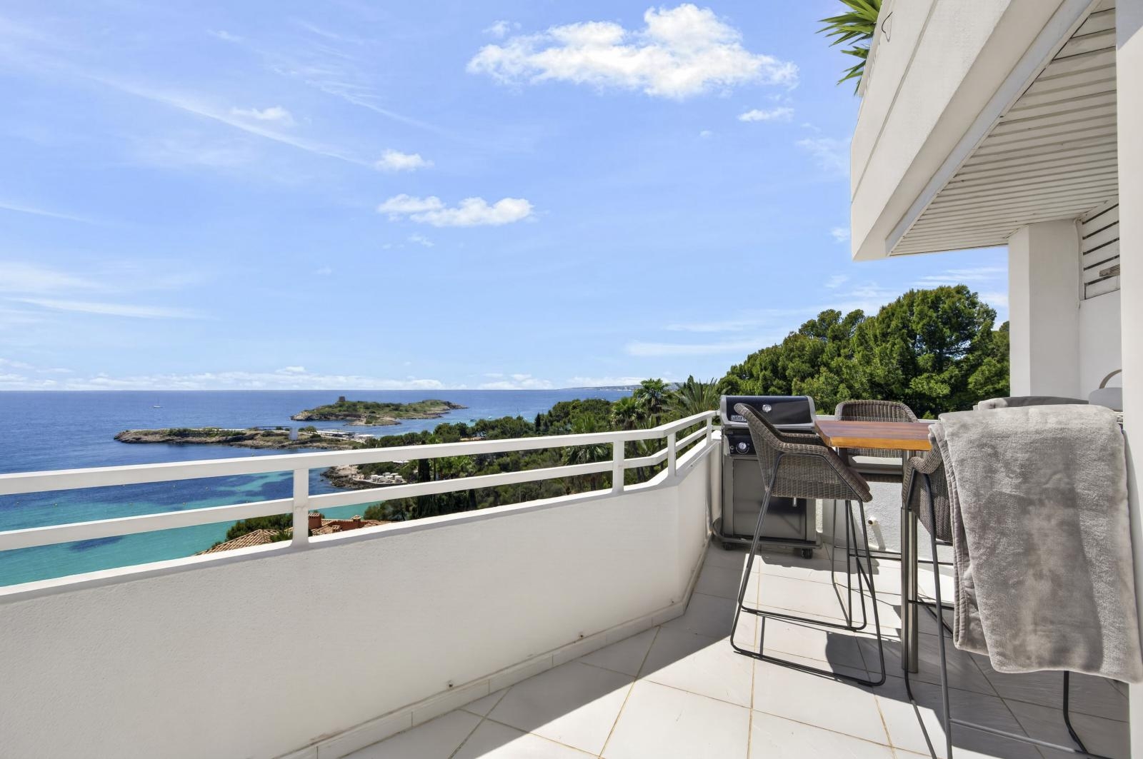 Apartment with fantastic sea views and parking space in complex with pool near the beach in Illetas (13)