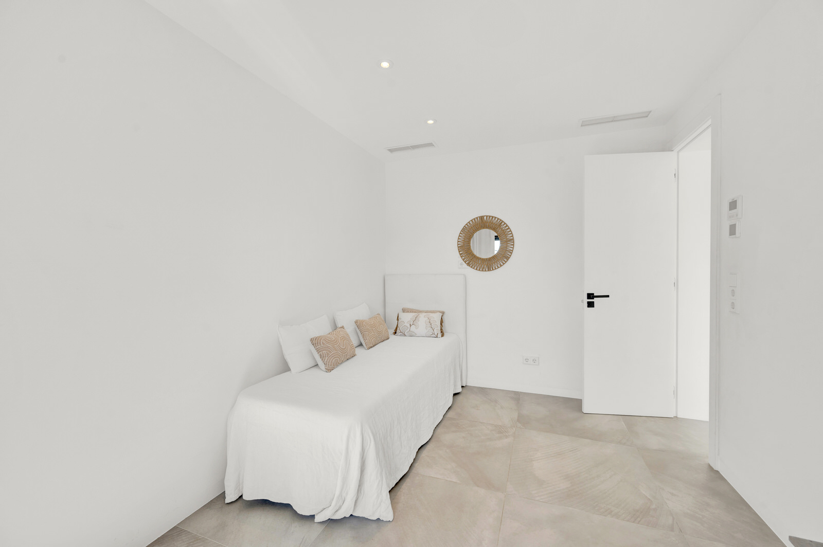 Chic new-build villa with saltwater pool and beautiful garden in walking distance of Palmanova beach (24)