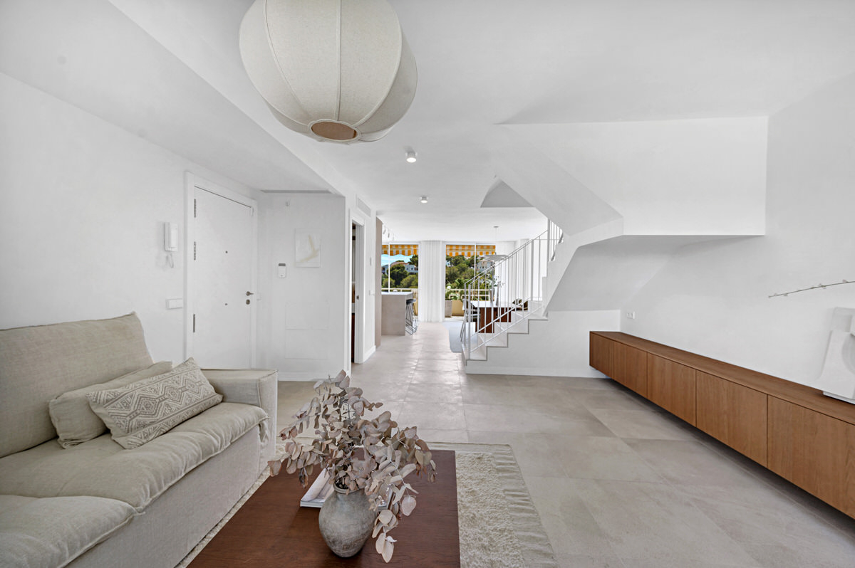 Elegant penthouse with large seaview rooftop terrace in sought-after Cas Catala, near Palma (12)
