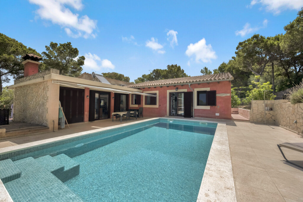 Mediterranean villa in bungalow style with pool, close to the beach in quiet location of Cala Vinyes (1)