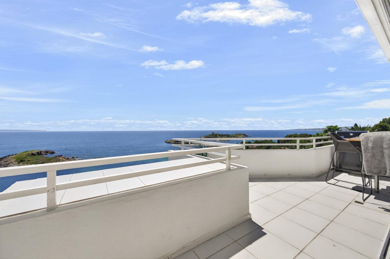 Apartment with fantastic sea views and parking space in complex with pool near the beach in Illetas (12)