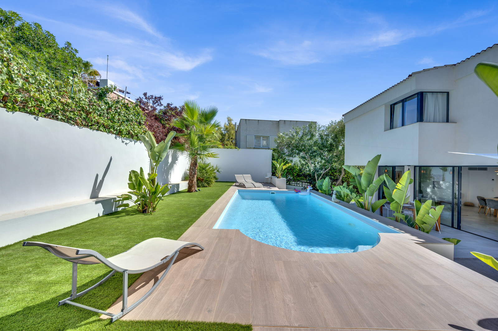 Chic new-build villa with saltwater pool and beautiful garden in walking distance of Palmanova beach (7)