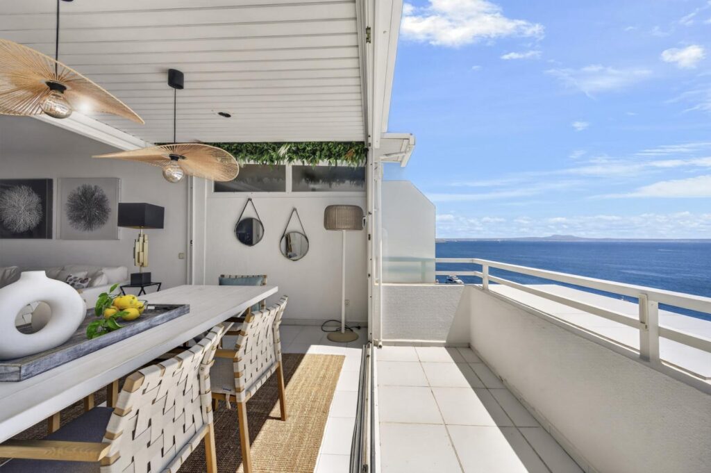 Apartment with fantastic sea views and parking space in complex with pool near the beach in Illetas (15)