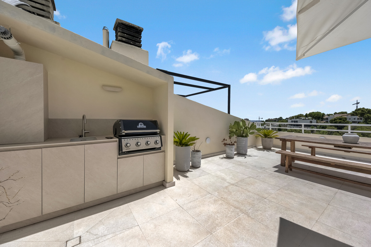 Elegant penthouse with large seaview rooftop terrace in sought-after Cas Catala, near Palma (24)